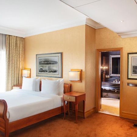 Radisson Blu Martinez Beirut Hotel Ngoại thất bức ảnh A bedroom at the hotel