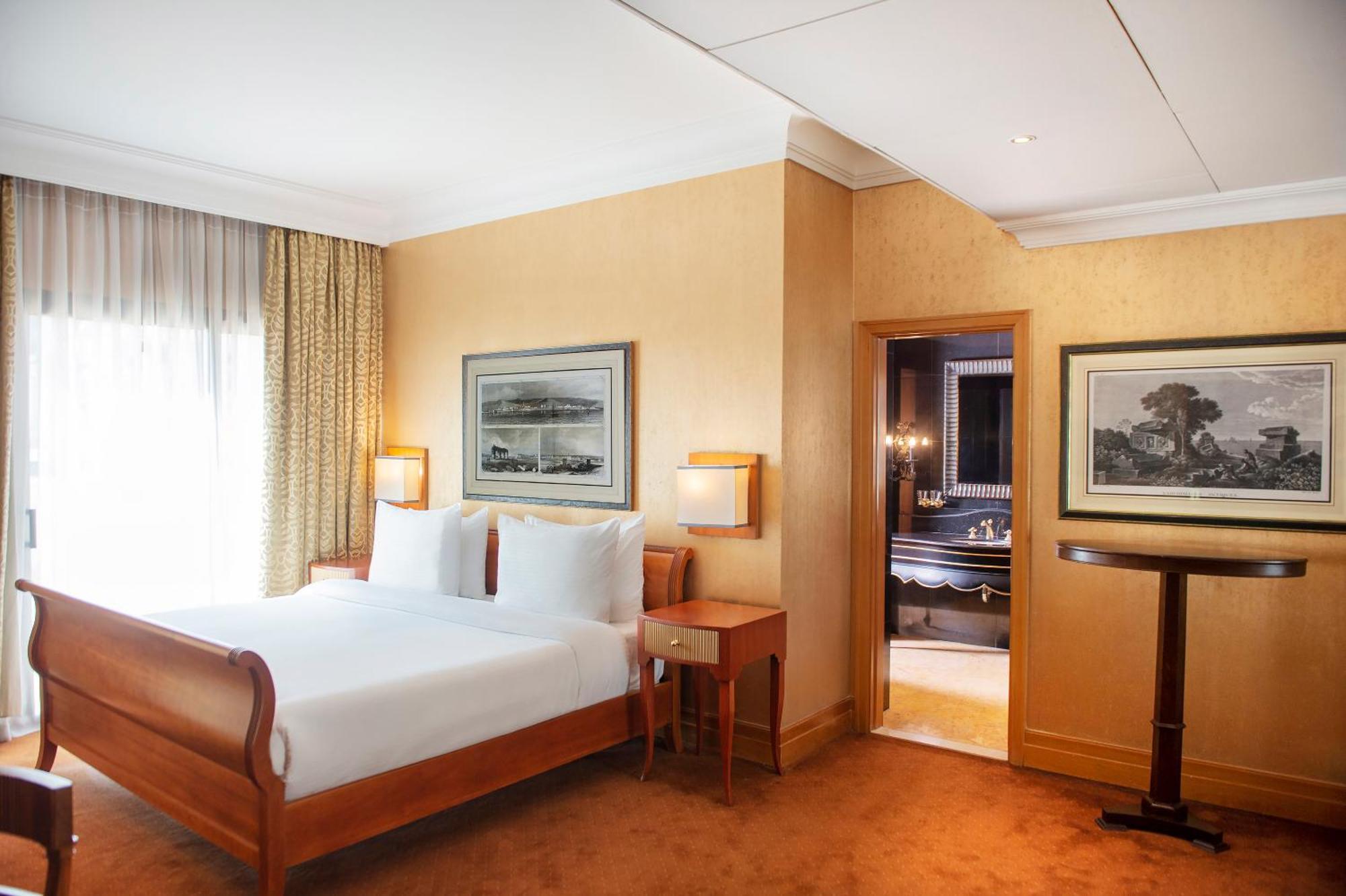 Radisson Blu Martinez Beirut Hotel Ngoại thất bức ảnh A bedroom at the hotel